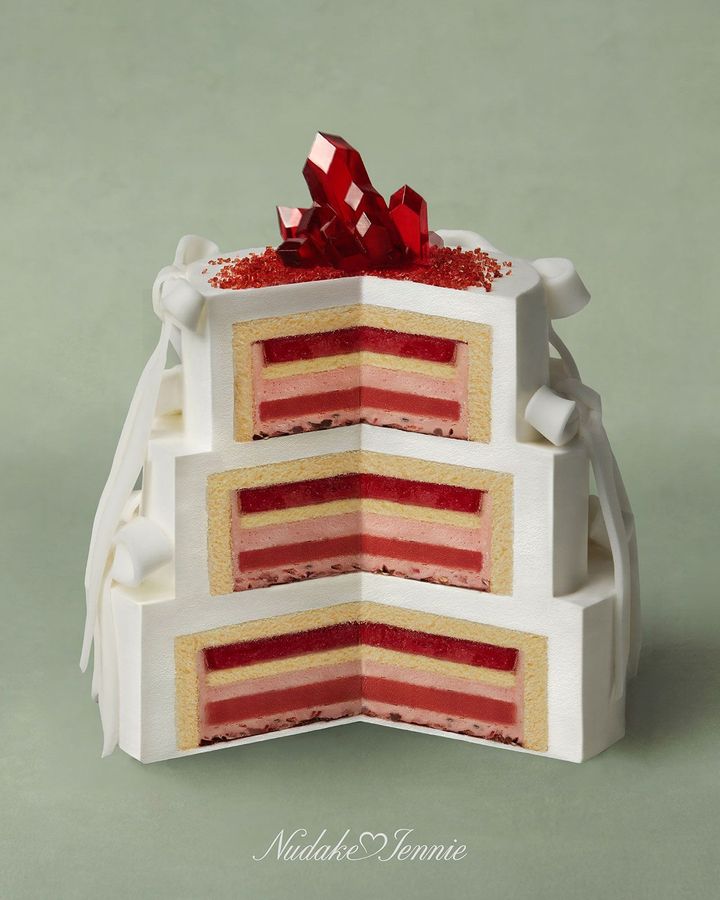 「ジェニールビージェーン」甘酸っぱいストロベリーゼリー、ラズベリームースクリーム、そして香り高いローズの仕上げを特徴としたケーキ。