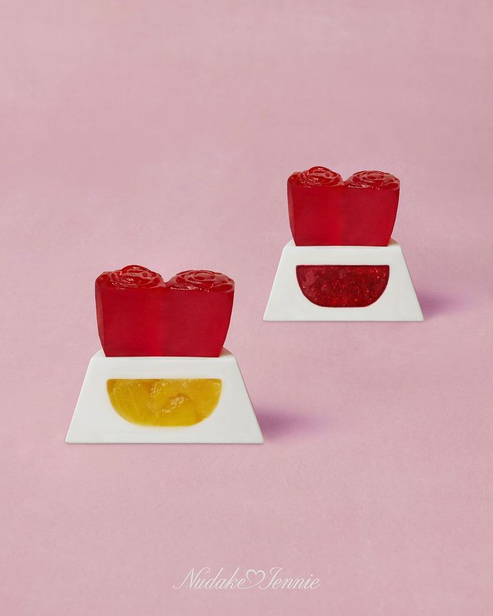 「コッタ」2種類の味が楽しめるパンナコッタ。バジルを効かせた甘酸っぱいベリーチョコレートシェル、または甘いパイナップル＆ココナッツ。