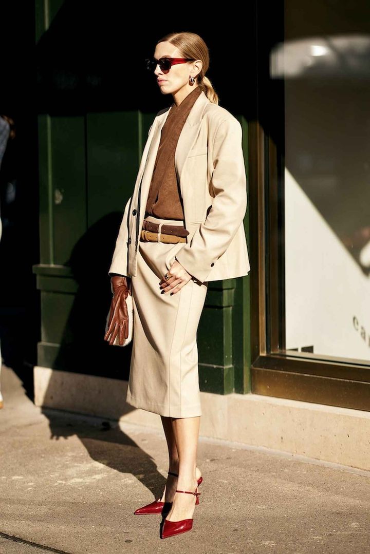 画像: 定番のベージュはトレンドのレッドを差し色に