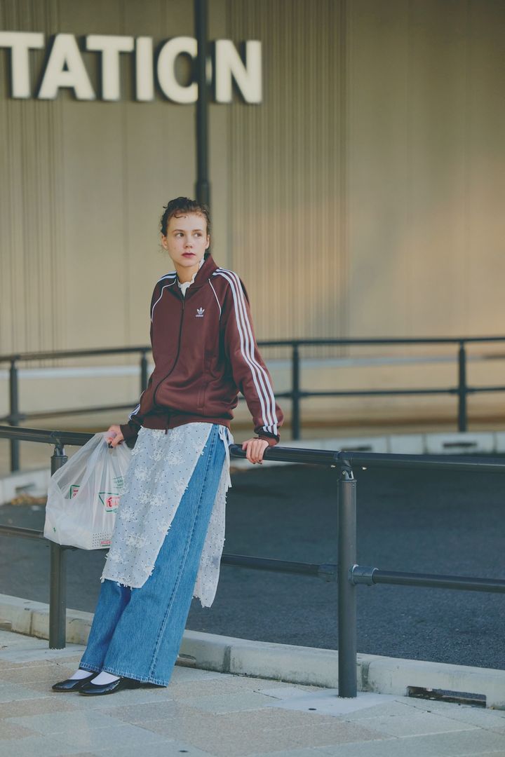 いつものデニムの印象を変えるなら？冬はジャケットとシアースカート【デニムコーデ】