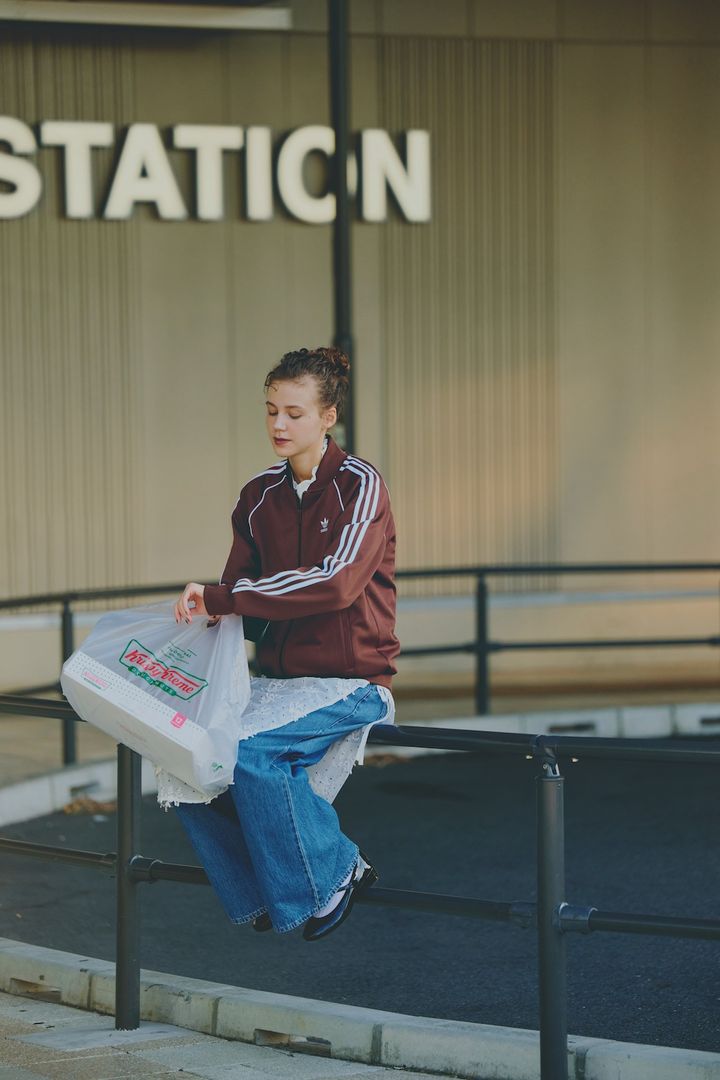 いつものデニムの印象を変えるなら？冬はジャケットとシアースカート【デニムコーデ】