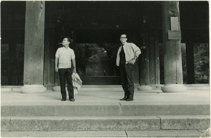 映画監督の市川崑（右）と京都知恩院の山門前で。1967年９月撮影。