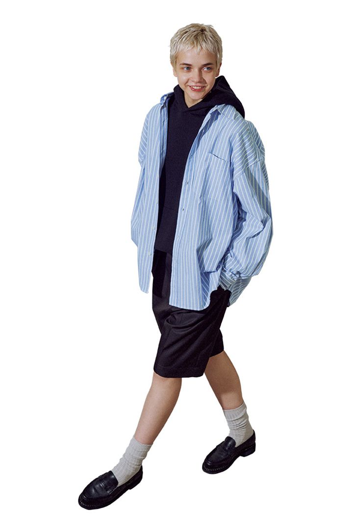 FUDGE編集部厳選！秋冬コーデをワンランクアップさせるカラーシャツコーデ4選