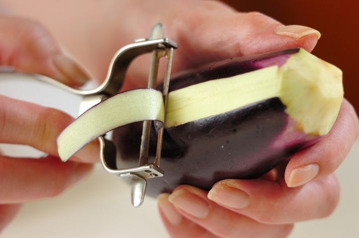 ナスとピーマンの炒め物の下準備1