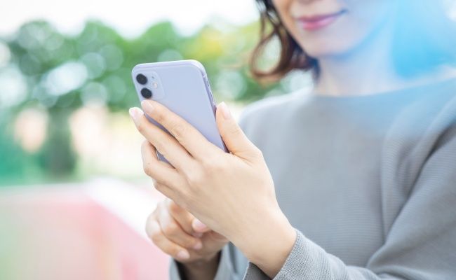 アプリを使う女性