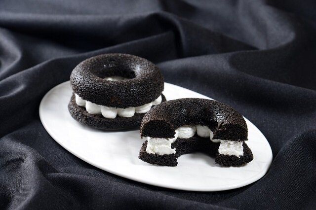 ローソン 【黒い】フィナンシェケーキ（バニラクリーム）