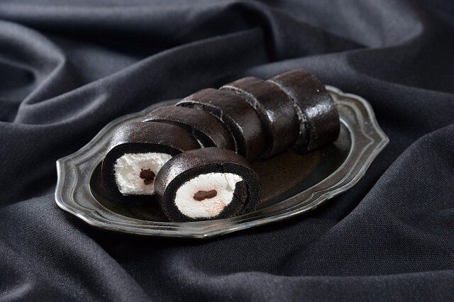 ローソン 【黒い】もち食感ロール（ミルク＆チョコ）