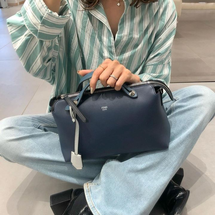 バイザウェイを持つカジュアルスタイルの女性