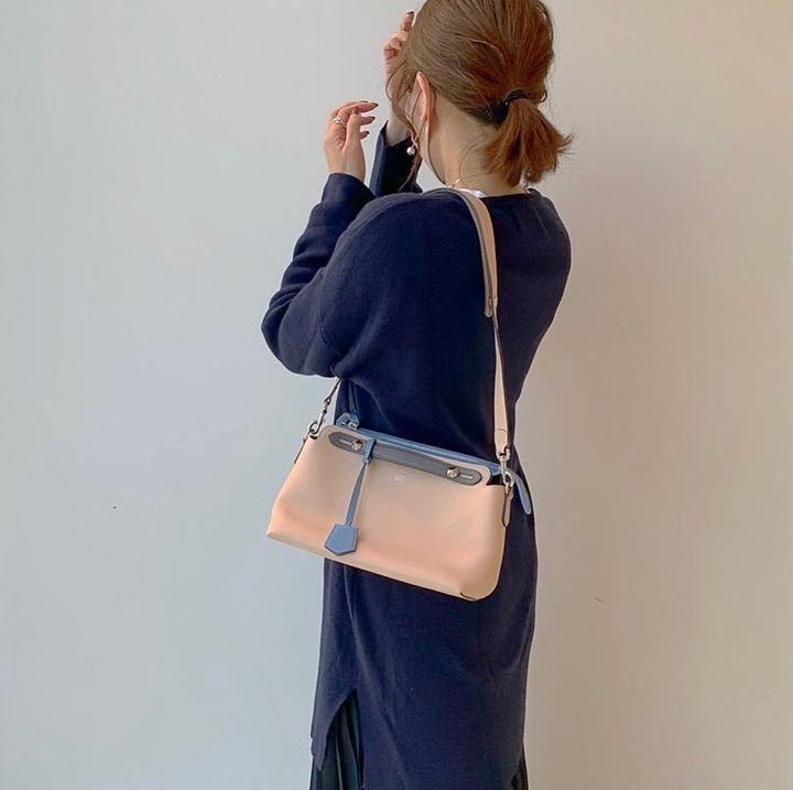 バイザウェイをショルダーバッグとして持つ女性