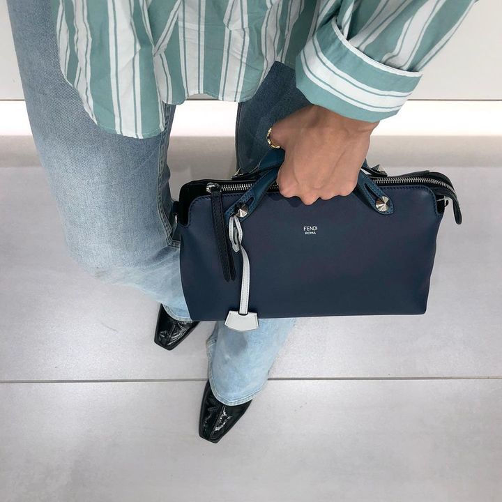 イザウェイのバッグを持つ女性