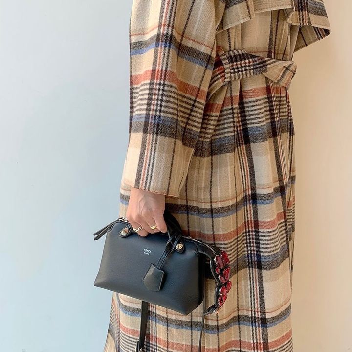 バイザウェイをクラッチバッグ風に持つ女性