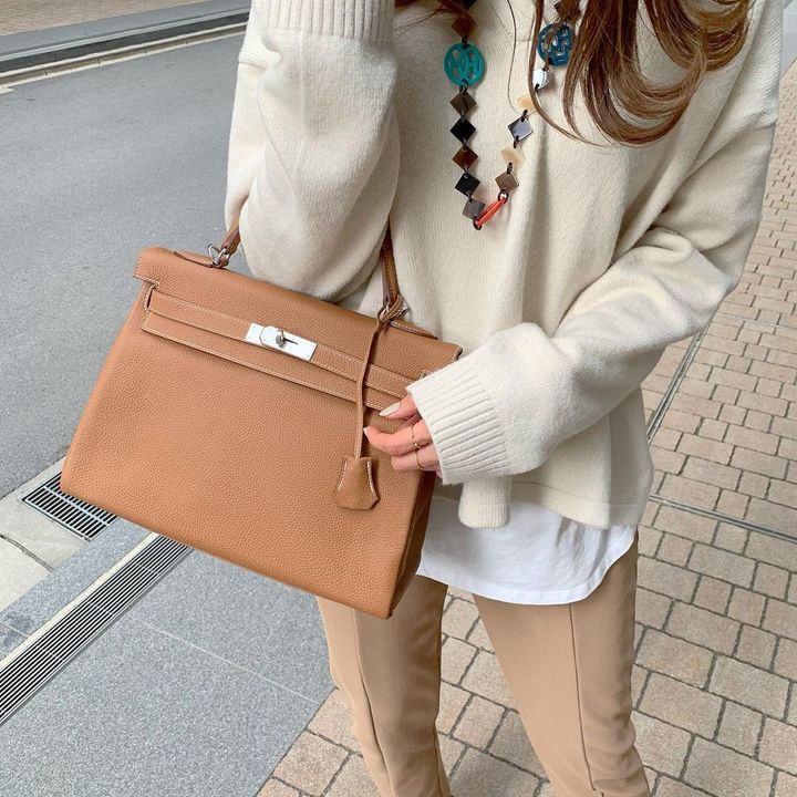 エルメスのケリーを持つ女性