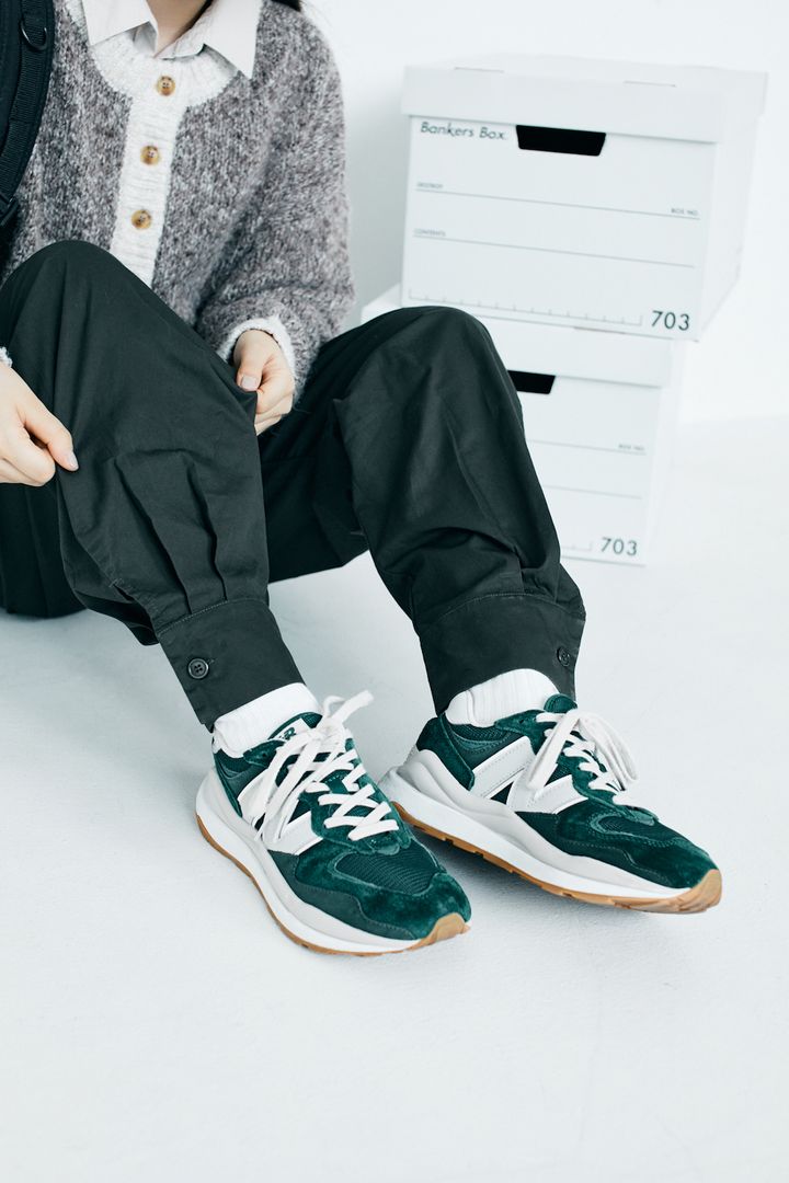 《ニューバランス》のグリーンのスニーカーでニットスタイルを軽快に【FUDGE FRIEND おしゃれさんの毎日コーディネート vol.461｜うさみ】