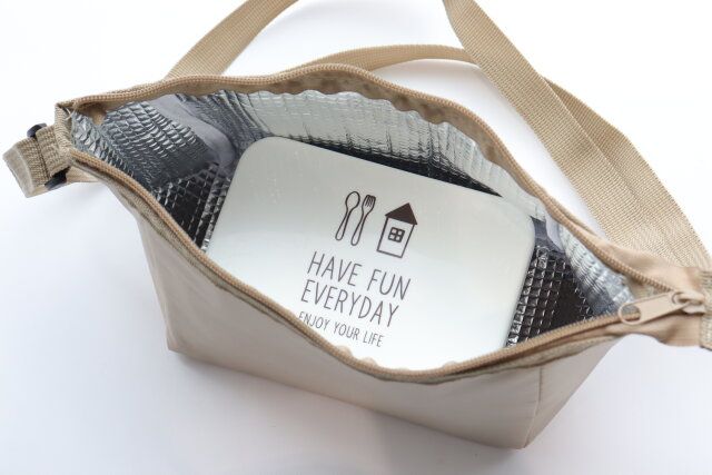 ダイソー ランチショルダーバッグ（リサイクル生地使用） 収納力