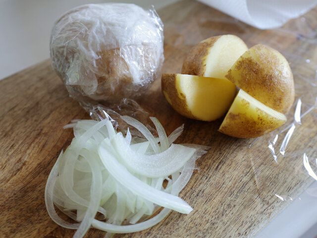 ラップに包まれたじゃがいも 4等分したじゃがいも スライス玉ねぎ