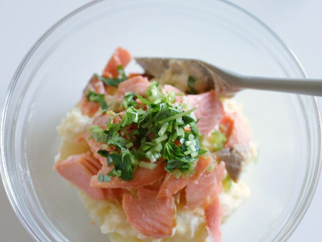 潰したじゃがいも ほぐした鮭の西京漬け焼き みじん切りにした三つ葉