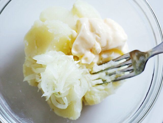 じゃがいも スライス玉ねぎ マヨネーズ フォーク