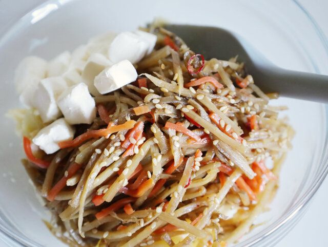 きんぴらごぼう 1cm角に切ったクリームチーズ