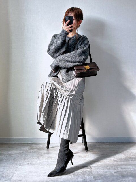 グレーのワントーンできれいめカジュアルコーデ