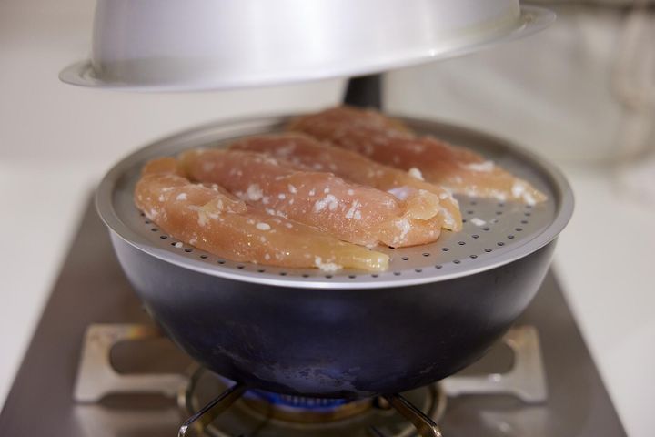 鶏肉を蒸す