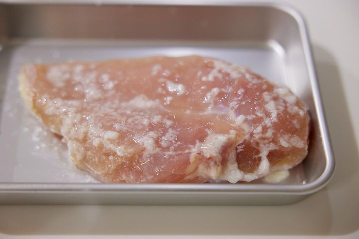 塩麹をからめた豚肉