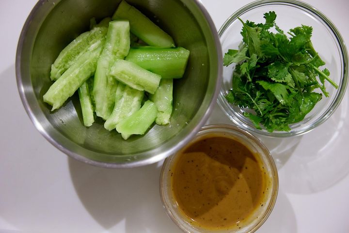 きゅうりをカットする