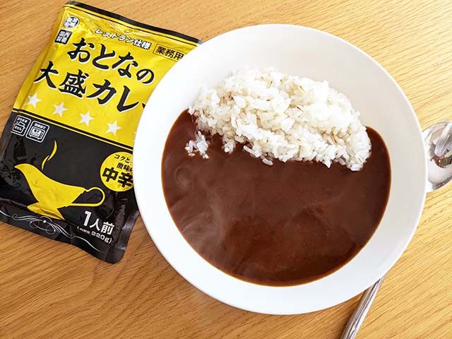 業務スーパー「おとなの大盛カレー 中辛」のパッケージとお皿にご飯と一緒に盛られたルー