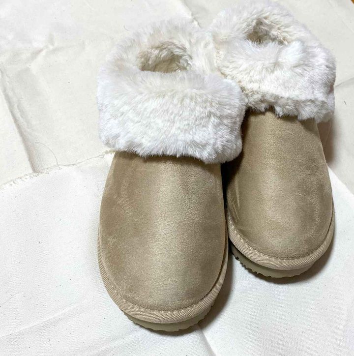 画像: チラっと見えるファーがかわいい