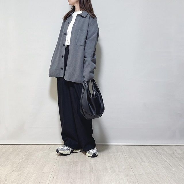 UNIQLOのグレーの「ミラノリブシャツカーディガン」×タックワイドパンツ