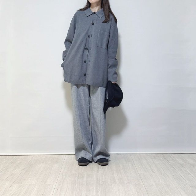 ミラノリブシャツカーディガン×UNIQLOのグレーの「ブラッシュドジャージーワイドパンツ」