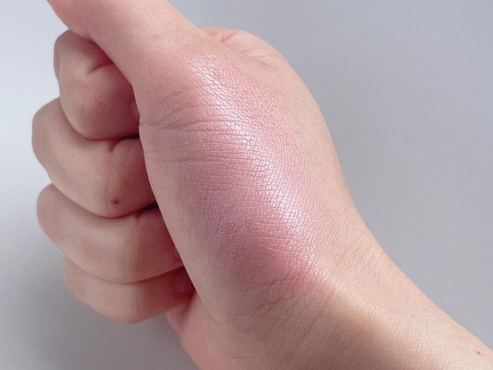 画像: 大人可愛いモーヴピンク。肌に溶け込むような発色で温度感と透明感がアップ