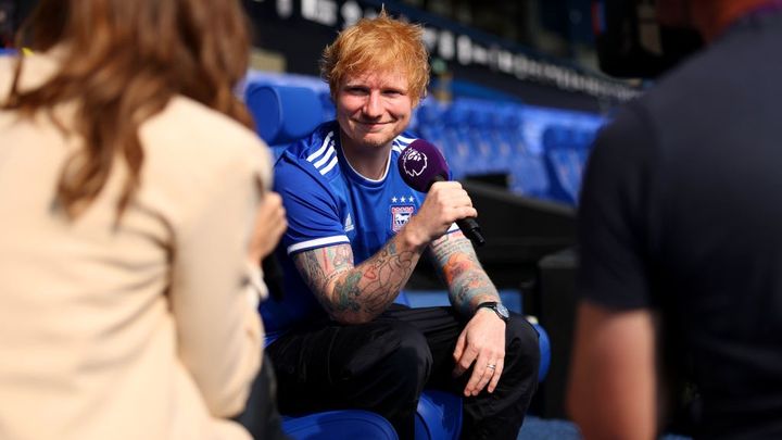 世界的人気歌手に勧誘されチームを移籍！？イギリスの中小クラブの奇策が話題に