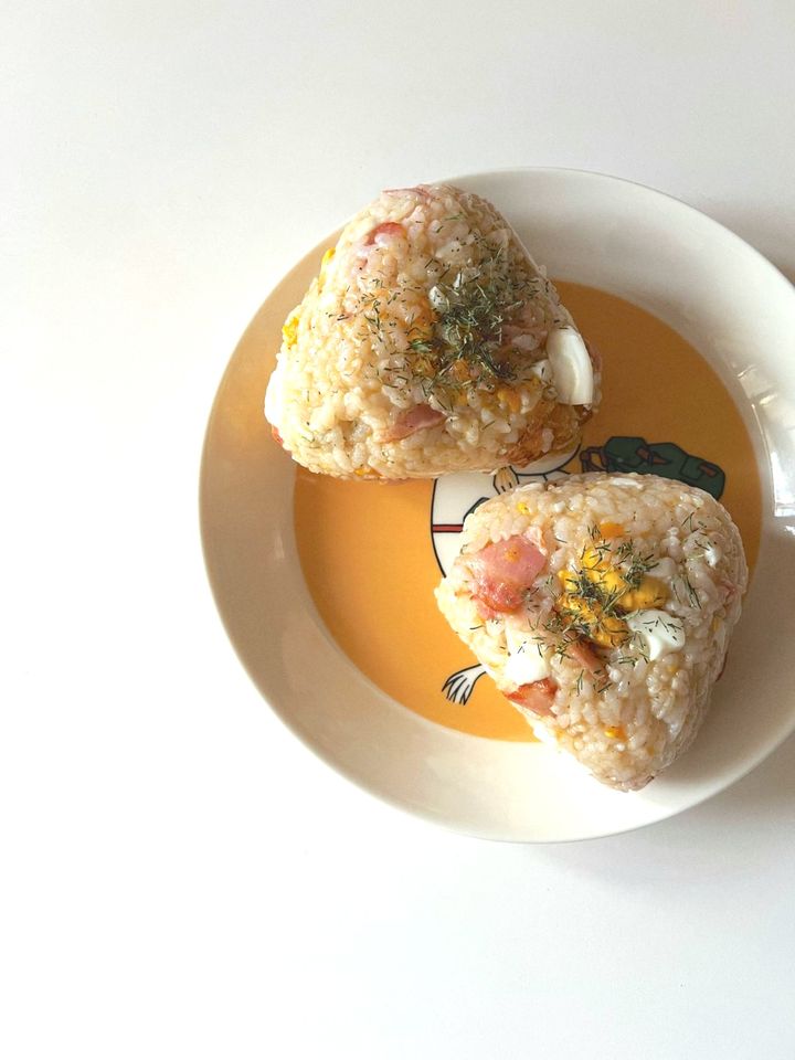 朝ごはんにもおすすめ！ベーコンエッグのパリおにぎりの作り方【渡辺友美子のパリおにぎりのレシピ vol.4 〜レシピで旅するヨーロッパ〜】