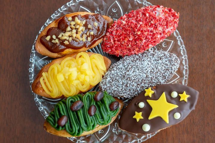 左上から時計回りに、「キャラメルくるみ」「ストロベリー」「ココナッツチョコレート」「星空ショコラ」「開港抹茶」「モンブラン」