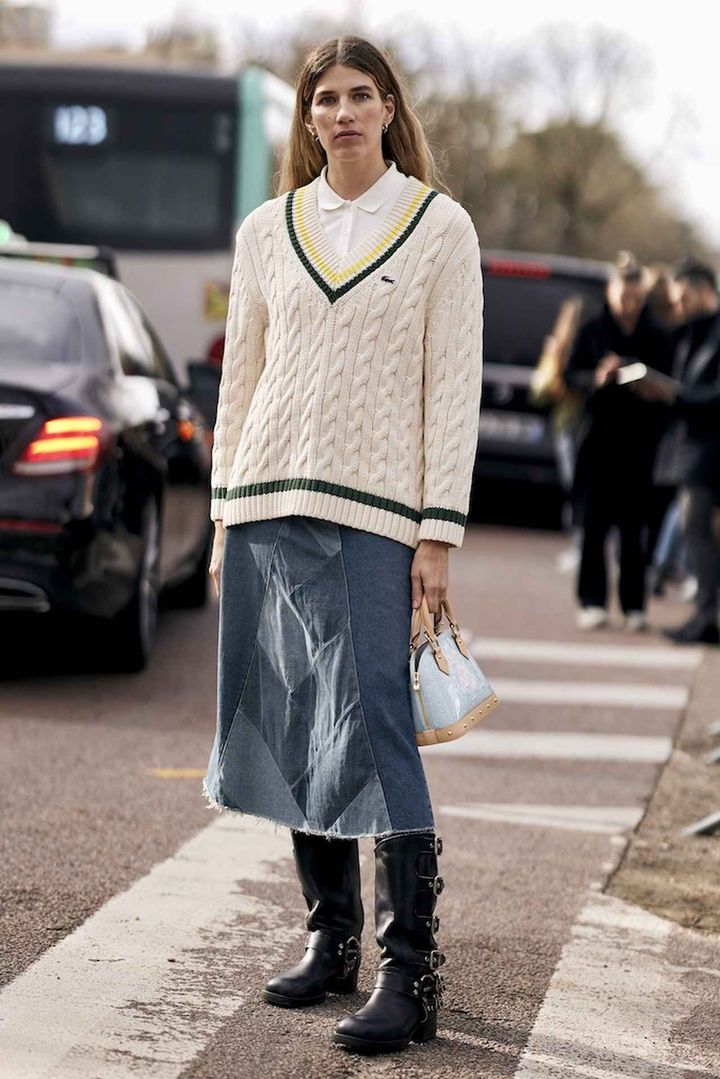 画像: ニット×シャツの同色レイヤードで生まれる洗練さ