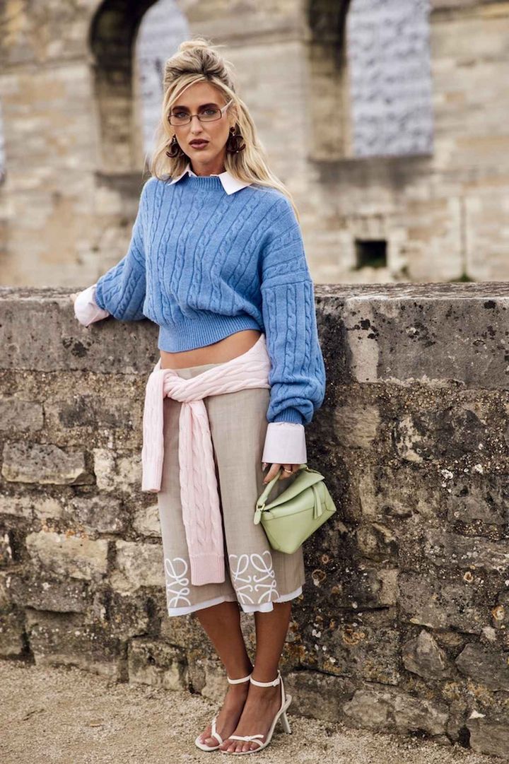 画像: ブルーニットを引き立てるピンクのシャツ