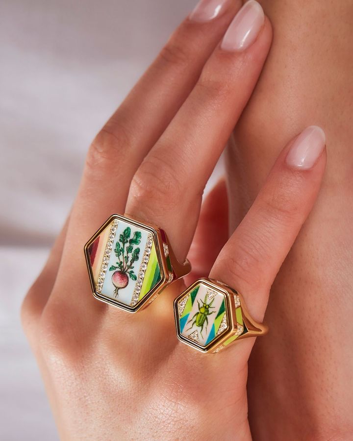 リングの裏面には日本製のヴィンテージカメをを用いたリバーシブル仕様。リング￥1,144,000〜