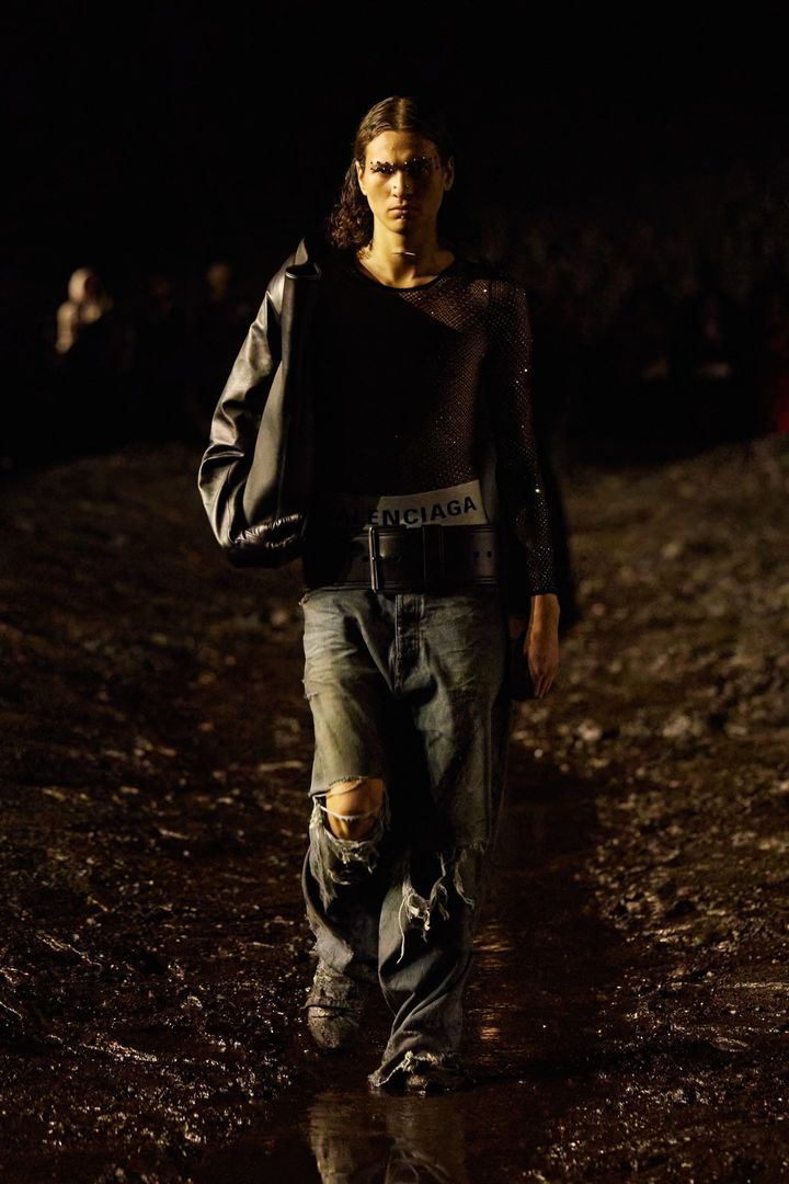 バレンシアガ 2023年春夏コレクションより。