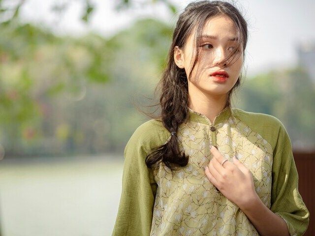 悩んでいる女性