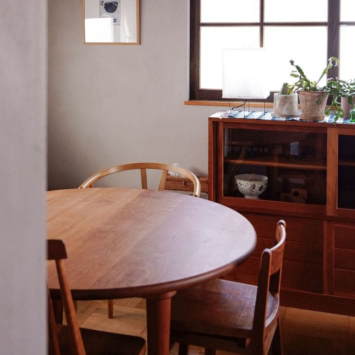 〈WOOD YOU LIKE COMPANY〉の円テーブル