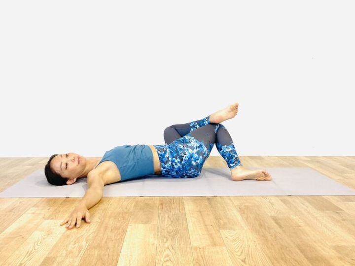 5分ヨガ 脚をかけたワニのポーズ