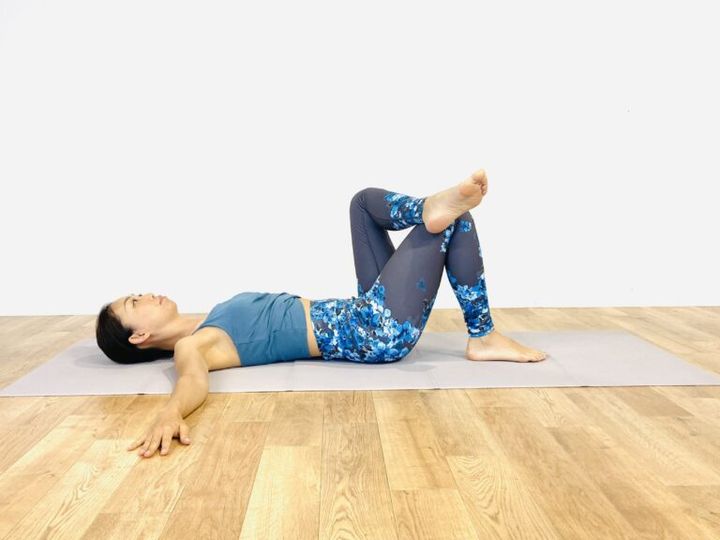 5分ヨガ 脚をかけたワニのポーズ