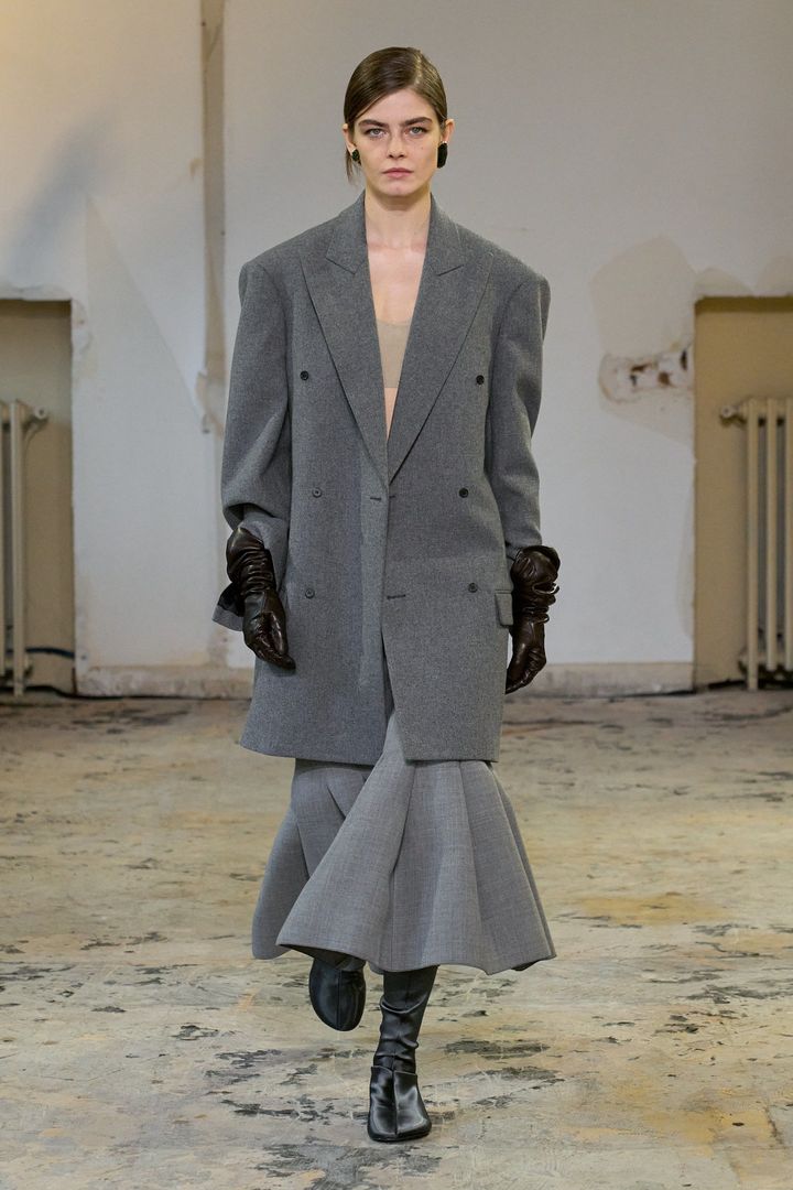 カルヴェン 2024-25年秋冬コレクションより。