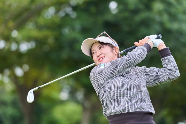 軟鉄鍛造にこだわった三種の新作アイアンを女子プロが試打