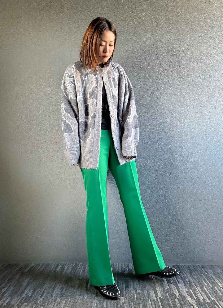 画像: カラーパンツと合わせてパキっと！