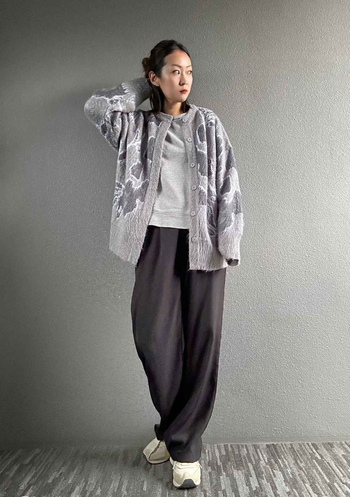画像: スウェットとワイドパンツでカジュアルコーデ