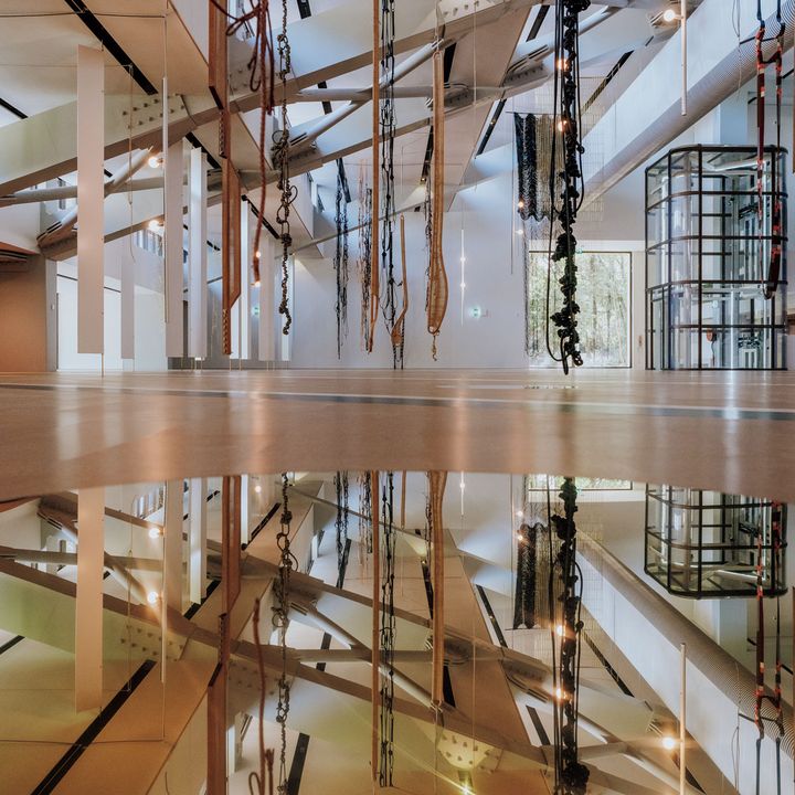 レオノール・アントゥネスの大型彫刻