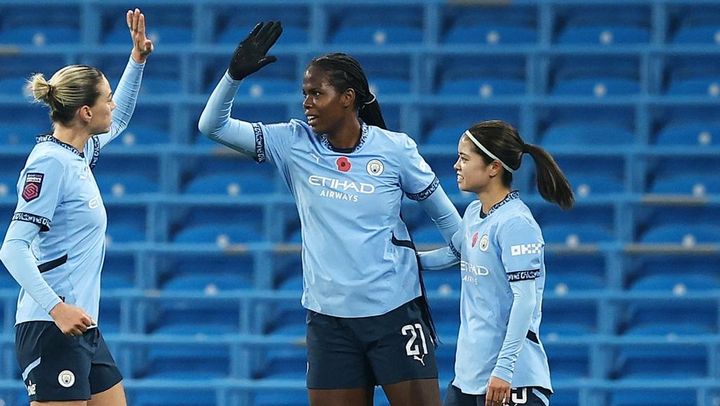 日本人女子選手の同僚、ゴールしたのに反スポーツ行為で警告…敵ファンからの投げ込みも調査