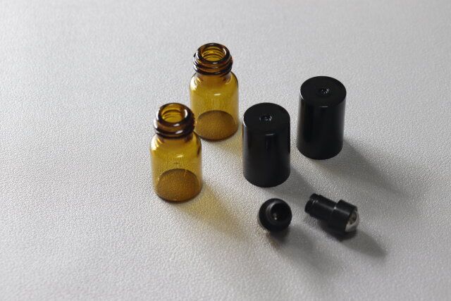 ダイソー ダイソー アロマ容器（ロールタイプ香水遮光瓶、3mL、2個） セット内容