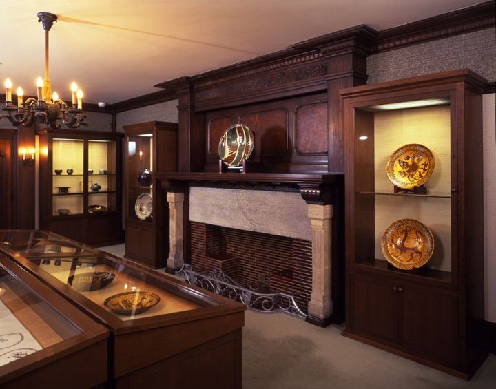 初代社長の山本爲三郎コレクションが並ぶ